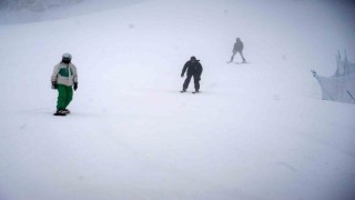 Deprem bölgesinde görev yapan doktorlar kayak yaparak stres attı