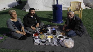 Deprem bölgesinde ilk iftar