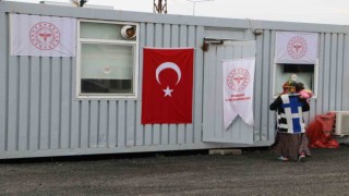 Deprem bölgesinde sağlıkçılar Tıp Bayramını çadır kentte geçiriyor
