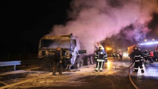 Deprem bölgesine iş makinası taşıyan tır alevlere teslim oldu