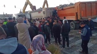 Deprem hafriyatı taşıyan kamyon kazaya neden oldu: 6 yaralı