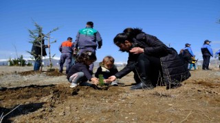 Deprem şehitleri anısına fidanlar toprakla buluştu