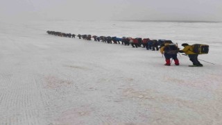 Deprem şehitlerini zirvede andılar