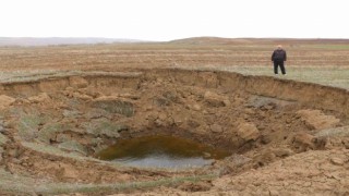 Deprem sonrası oluşan obruk, köylüyü tedirgin etti