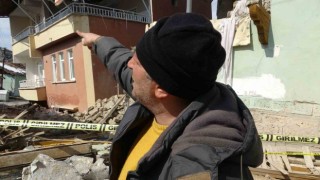 Depremde ağır hasan alan binanın birinci katı yere gömüldü