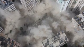 Depremde ağır hasar alan apartman yıkıldı