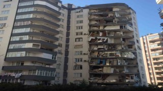 Depremde ağır hasar alan bina kontrollü yıkıldı