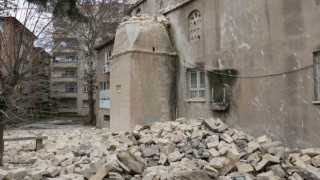 Depremde ağır hasar gören cami minaresi kontrollü yıkıldı