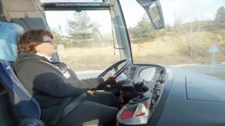 Depremde evini ve yakınlarını kaybeden yolların Nazan ablası, kadın hentbol takımı için direksiyon sallayacak