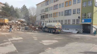Depremde hasar alan okul, büyükşehir tarafından yıkılıyor