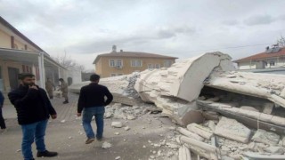 Depremde hasar gören caminin minaresi kontrollü şekilde yıkıldı