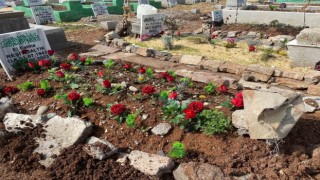 Depremde hayatını kaybedenler 40. günde kabirlerine çiçekler bırakılarak anıldı