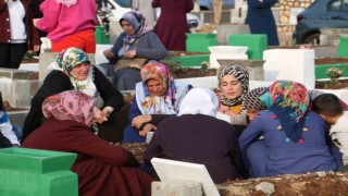 Depremde hayatını kaybedenlerin yakınları mezarlıktan ayrılmıyor
