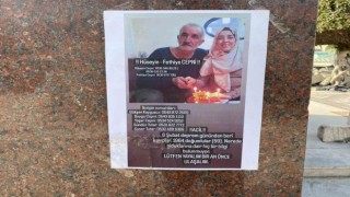Depremde kaybolan yakınlarını astıkları ilanlarla arıyorlar