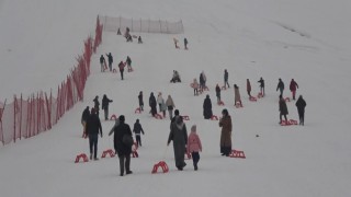 Depremden etkilenen çocuklar kızaklarla kayarak eğlendi