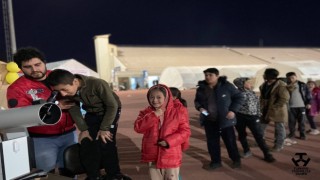 Depremden etkilenen çocuklar, T3 Vakfı çadırında astronotla eğlenceli zaman geçiriyor