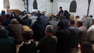 Depremden etkilenen Osmaniyede ilk teravih namazı çadırda kılındı