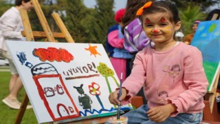 Depremi bir an olsun resimlerle unuttular