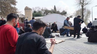 Depremin merkezi Kahramanmaraşta Ramazanın ilk cuma namazı kılındı