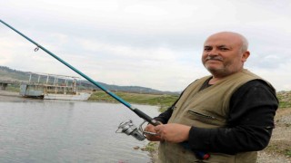 Depremin psikolojik etkisinden balık tutarak uzaklaşmaya çalıştılar