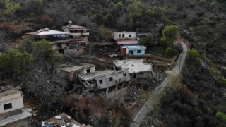 Depremin yıkamadığını dağdan kopan kayalar yıktı