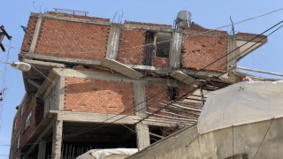 Depremin yıktığı binada ilginç görüntüler ortaya çıktı