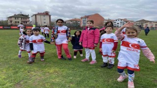 Depremzede 100 çocuk, gösteri maçını 2-0 kazandı