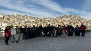 Depremzede aileler, öğrenciler rehberliğinde Mardini gezdi