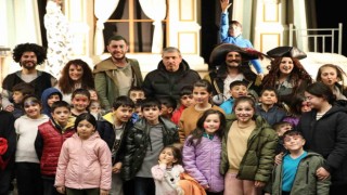 Depremzede aileler ve çocuklar tiyatro ile moral buldu