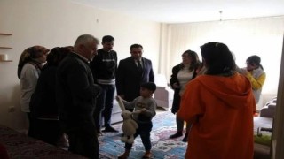Depremzede aileleri bir an olsun yalnız bırakmıyorlar