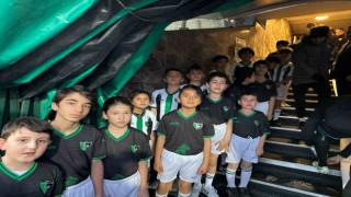 Depremzede çocuklar futbolcularla birlikte seremoniye çıktı