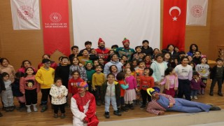 Depremzede çocuklar Hacivat ve Karagözle güldü