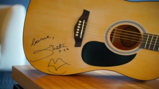 Depremzede çocuklar için Nadalın raketi ve tişörtü satışa çıktı