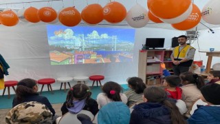 Depremzede çocuklar için sinema çadırı