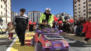 Depremzede çocuklar polislerle doyasıya eğlendi