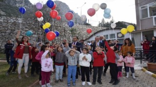 Depremzede çocuklar ‘tek katlı ev dileyerek balonları gökyüzüne saldı