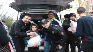 Depremzede çocuklara Ankaradan gelen polislerden oyuncak