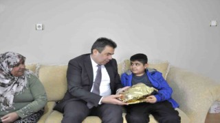 Depremzede çocuklara moral desteği