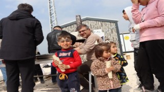 Depremzede çocuklara Oltu cağ kebabı ikram ettiler