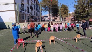 Depremzede çocuklara psikolojik destekler sürüyor