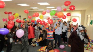 Depremzede çocukların yaraları sarılıyor