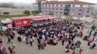 Depremzede çocukların yüzünü Ümraniye Belediyesi eğlence tırı güldürüyor