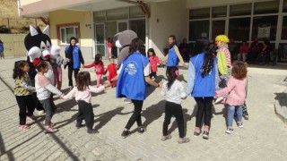 Depremzede çocuklarından afetin izlerini oyunla silmeye çalışıyorlar