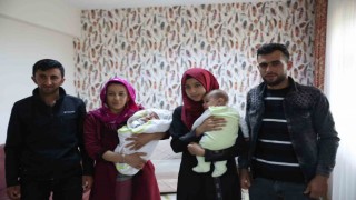 Depremzede iki aile 39 gün sonra bebeklerine kavuştu