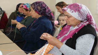 Depremzede kadınlar örgü örerek stres atıyor