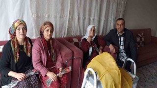 Depremzede muhtardan depremzede kadınlara karanfil