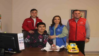 Depremzede Murata sürpriz doğum günü