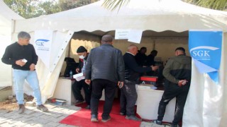 Depremzede vatandaşlara mobil hizmet noktasında EYT hizmeti