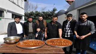 Depremzede vatandaştan künefeli teşekkür