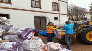 Depremzedeler için odun yardımı